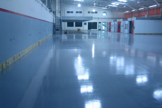 Grand hall industriel avec sol époxy brillant